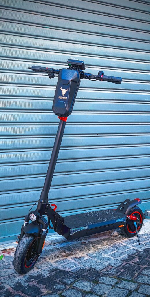 Monopattino Elettrico motore 600watt Massima velocità 40km/h Batteria 48v/13ah. Autonomia 35-45km Biammortizzata Ruota 10" gonfiabile. Le frecce, Clacson. App bluetooth Garanzia, Assistenza